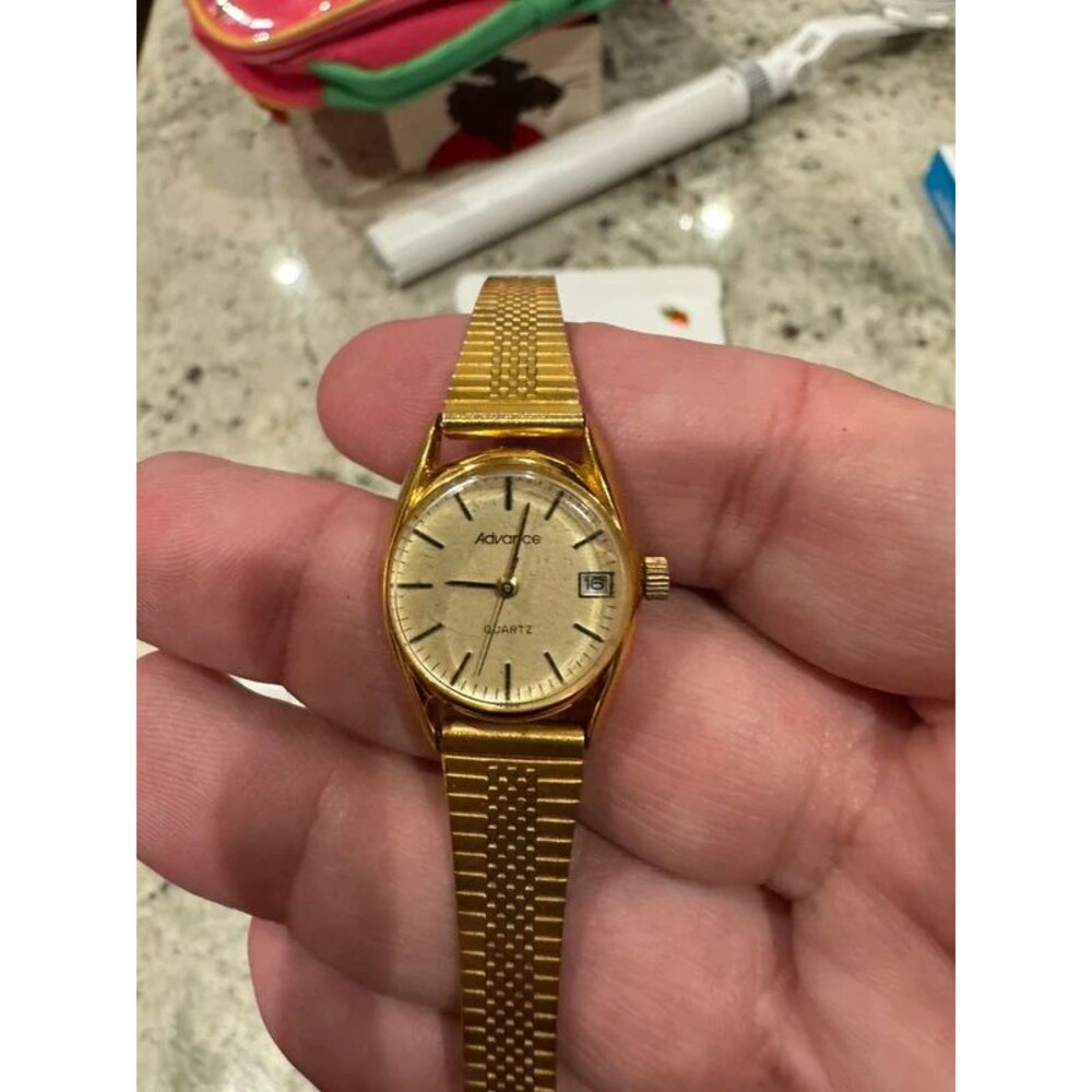 Ladies advance date watch quartz new battery